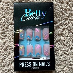 Betty Cora press on nails